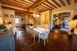 - une cuisine et une salle à manger avec une table et des chaises dans l'établissement Gîte " Les Demoiselles d'Ellemelle ", à Ouffet