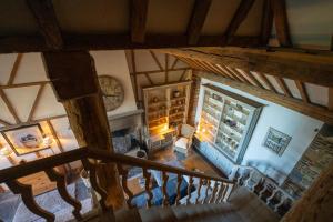 einen Blick über ein Wohnzimmer mit einer Treppe in der Unterkunft Gîte " Les Demoiselles d'Ellemelle " in Ouffet