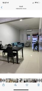 ein Wohnzimmer mit einem Tisch und einem Sofa in der Unterkunft Casa Rio verde in Rio Verde