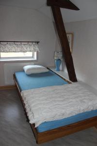 En eller flere senge i et værelse på Rustikales Landhaus mit Garten in einzigartiger Naturlandschaft nahe der Küste mit Anlegeplatz