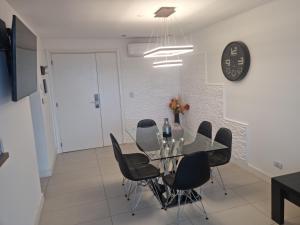 Μια τηλεόραση ή/και κέντρο ψυχαγωγίας στο Departamento 2 amb frente a Casino +12 φωτογραφίες