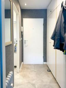 porta bianca in una stanza con specchio di Apartment Düsseldorf-Lohausen II a Dusseldorf
