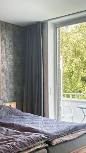 una camera con un letto e una grande finestra di Apartment Düsseldorf-Lohausen II a Dusseldorf
