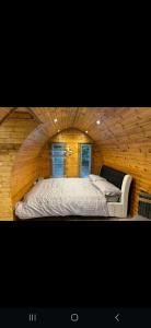 Uma cama ou camas num quarto em New hotub glamping pods