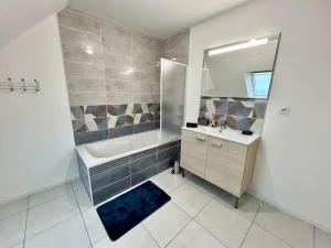 La salle de bains est pourvue d'un lavabo et d'un miroir. dans l'établissement Les Mouettes, Cosy, neuve, 1-6 pers, plages, à Moëlan-sur-Mer