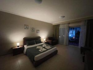 カリテア・ハルキディキにあるOrchidea Hotelのベッドルーム(ベッド1台、ソファ、照明付)