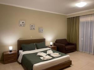 Rúm í herbergi á Orchidea Hotel