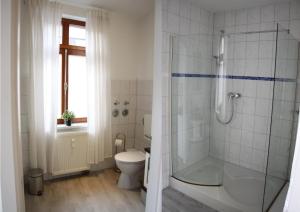 uma casa de banho com um WC e uma cabina de duche em vidro. em Peters Apartments - Zentrale Innenstadtlage em Fulda