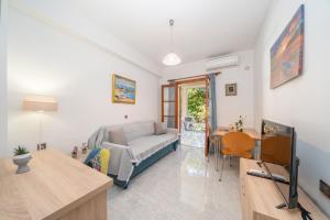 Sea Salt Apartments tesisinde bir oturma alanı