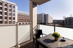 ein Balkon mit Tisch und Blick auf eine Stadt in der Unterkunft PINEAPPLE APARTMENTS - Studio-Apartment am Zwinger in Dresden