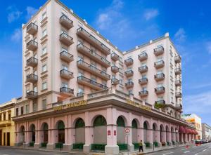 ein großes weißes Gebäude an der Straßenseite in der Unterkunft Hotel Veracruz Centro Histórico in Veracruz