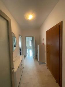 een badkamer met een wastafel en een spiegel bij Cadolini Apartment in Milaan