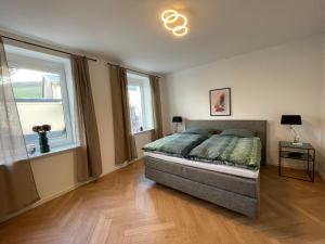 um quarto com uma cama e uma janela em Luxuriöses Ferienwohnung mit Wellness Oase em Saarburg