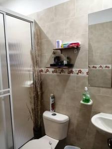 een badkamer met een toilet en een wastafel bij Confortable Apartamento en Villa de Leyva in Villa de Leyva