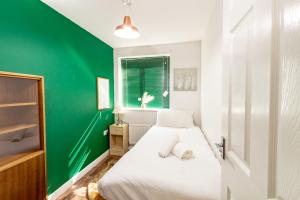 Katil atau katil-katil dalam bilik di Spacious 3BR House with Garden & Free Parking