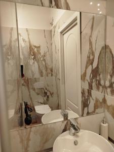 uma casa de banho com um lavatório e um espelho em B&B Confort em Reggio di Calabria