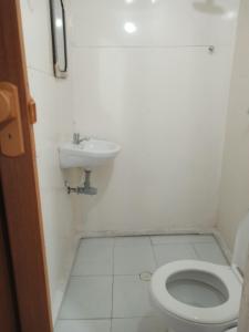 y baño con aseo y lavamanos. en Venido del Mar Turquesa White Beach Barù, en Cartagena de Indias