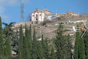 une maison au sommet d'une colline avec des arbres dans l'établissement Apartamento Casa Ruan Albaicín, Torre de Comarex, à Grenade