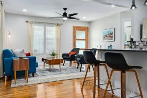 Photo de la galerie de l'établissement Artful Urban Bungalow Stylish Comfort in North Austin, à Austin