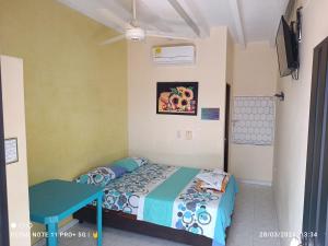 Dormitorio pequeño con cama y mesa en Hotel Villasol, en Aguachica