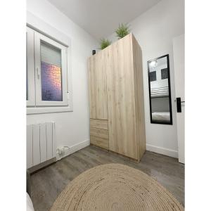 um quarto com um armário de madeira e uma janela em La Nueva Casa del Barco del Humo em Vigo
