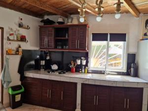 Kuchyň nebo kuchyňský kout v ubytování la maison rouge