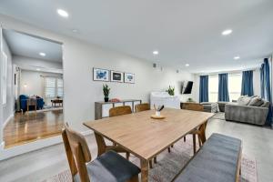 Un comedor y una sala de estar con mesa y sillas. en Artful Urban Bungalow Stylish Comfort in North Austin, en Austin 26 fotos más