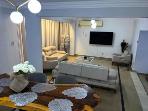 TV a/nebo společenská místnost v ubytování Sakura 3 bedroom newly renovated