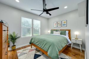 Un dormitorio con una cama y un ventilador de techo. en Artful Urban Bungalow Stylish Comfort in North Austin, en Austin