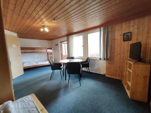 Zimmer mit einem Tisch und Stühlen sowie einem Schlafzimmer in der Unterkunft Kleine Freiheit Nummer 4 in Reichendorf