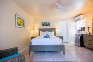 Ένα ή περισσότερα κρεβάτια σε δωμάτιο στο Ambrosia Key West