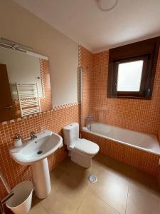 uma casa de banho com um lavatório, um WC e uma banheira em VIVE HOME Vilanova de Arousa em Vilanova de Arousa