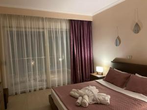 Rúm í herbergi á Orchidea Hotel