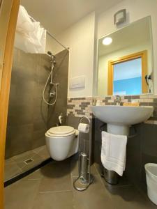 un baño con inodoro y lavabo en Pensione Sorriso, en Vernazza