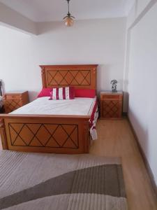een slaapkamer met een groot bed met roze kussens bij الياسمين تاور * Jasmin Tower in Caïro