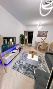 - un salon avec une grande télévision et un canapé dans l'établissement Madinaty, à Madinaty