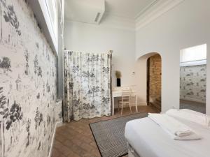 - une chambre avec 2 lits et un mur dans l'établissement Espacio para 6 en el centro Wifi gratis, à Logroño