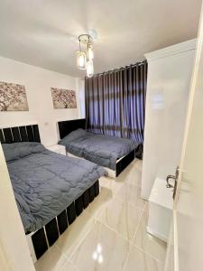 une chambre avec deux lits et une fenêtre dans l'établissement Madinaty, à Madinaty