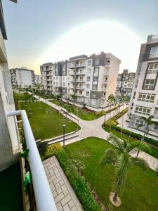 une vue d'un parc dans une ville avec des bâtiments dans l'établissement Madinaty, à Madinaty 13 autres photos