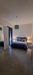 Un dormitorio con una cama grande y una ventana en Il Melograno, en Guidonia
