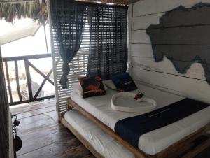 Hostel Ichtus في بلايا بلانكا: غرفة بها سرير مع خريطة على الحائط
