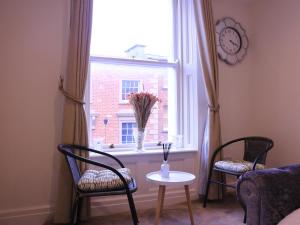 A seating area at Spire entire apartment no kitchen