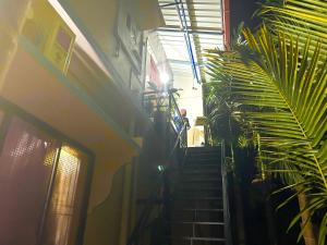 une personne monte un escalier dans un bâtiment dans l'établissement Fraydel HomeStay by JFZ - Honnavara, à Honāvar