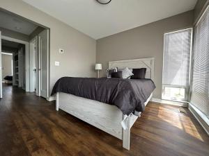 a bedroom with a large bed in a room at Luxury Downtown Townhome Unit 7 in Cleveland