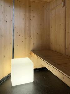 - une boîte blanche installée à l'intérieur d'un sauna en bois dans l'établissement Comodo pied-à-terre ad Ascona, à Ascona