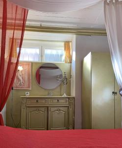 Cette chambre comprend une commode avec un miroir et une commode. dans l'établissement Comodo pied-à-terre ad Ascona, à Ascona