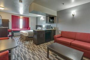 Eldhús eða eldhúskrókur á Microtel Inn & Suites by Wyndham Oklahoma City Airport