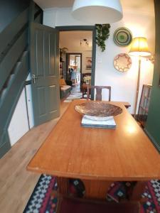 una mesa de madera con un bol encima en The Cosy Home in Burton. Sleeps 5. Fast Wi-fi, en Burton upon Trent