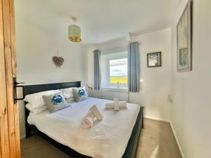 a bedroom with a bed with two towels on it at Rural retreat near the Sea in East Portlemouth