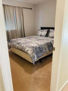 a bedroom with a bed and a window at Sandy Hill Retreat - 3 Bedroom + Den, 2 Bath House with Fitness Equipment in Abbotsford